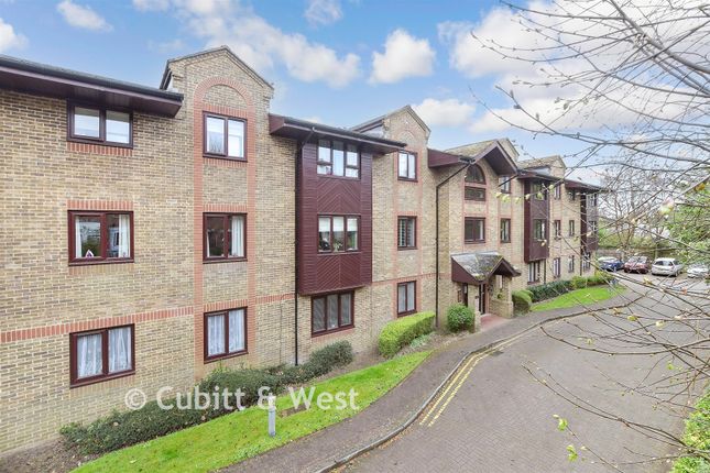 1-bed flat on Somers Place, Reigate Hill, Reigate, £189,950