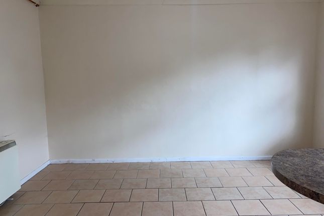 Flat to rent in High Street, Sutton, Ely