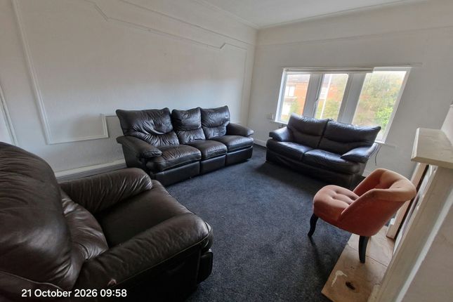 4 Woodlea Grove, Leeds photo 3