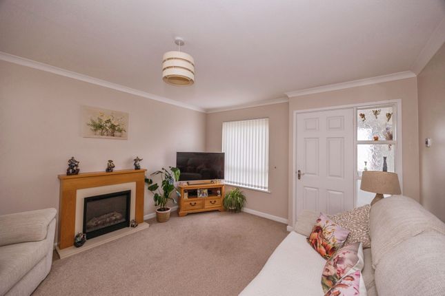 2, Fairbourne Close, Hampshire photo 3