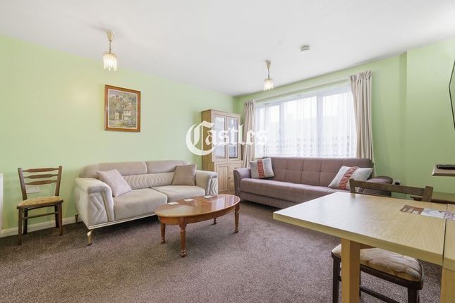 Flat 2, The Roundway, London photo 4
