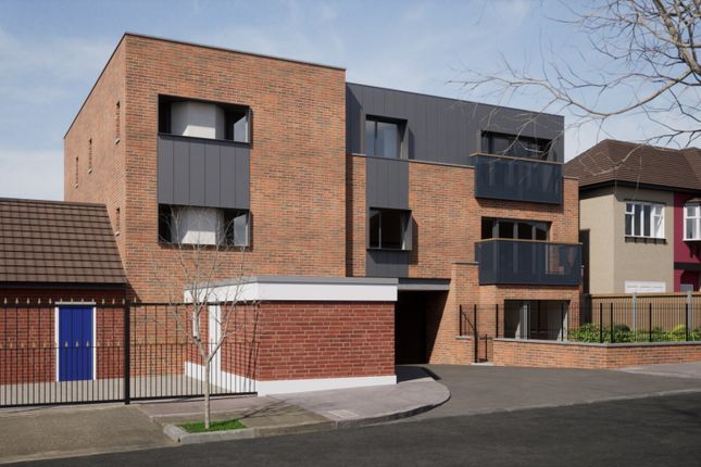 Flat for sale in Fencepiece Road, Ilford, London