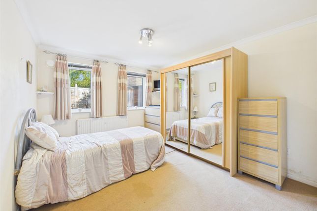 31, Lakeside Close, Ruislip photo 3