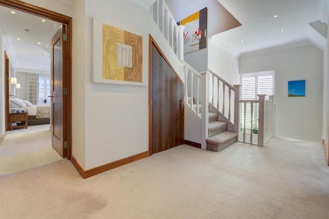 D0408 2 Raeburn Clo Landing.Jpg