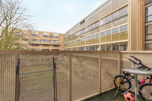 Flat 47, Therfield Court, Brownswood Road, London photo 3