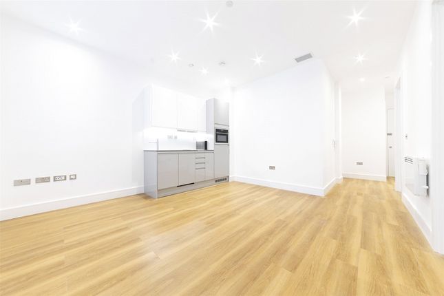 Flat to rent in Atria House, 219 Bath Road, Slough, London