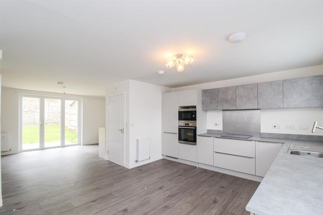 100, Little Wood Crescent, Wakefield photo 2