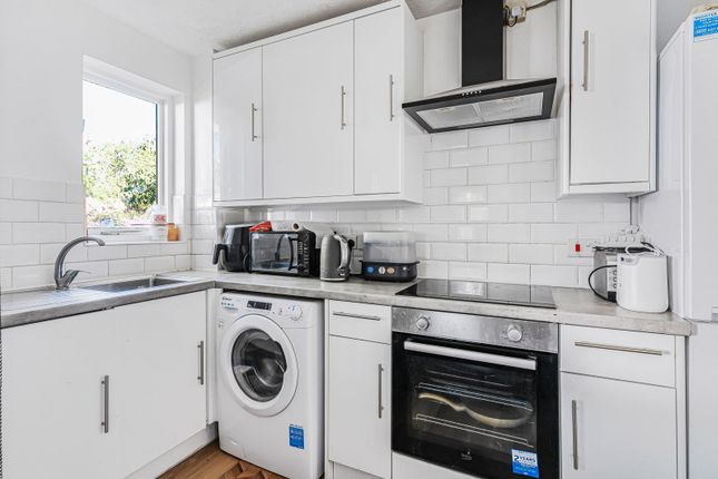2, Broster Gardens, London photo 3