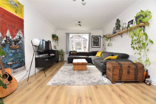 8, Broadcroft Grove, Wakefield photo 2
