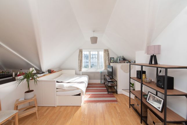 Flat 4 Top 24, Great North Road, London photo 4