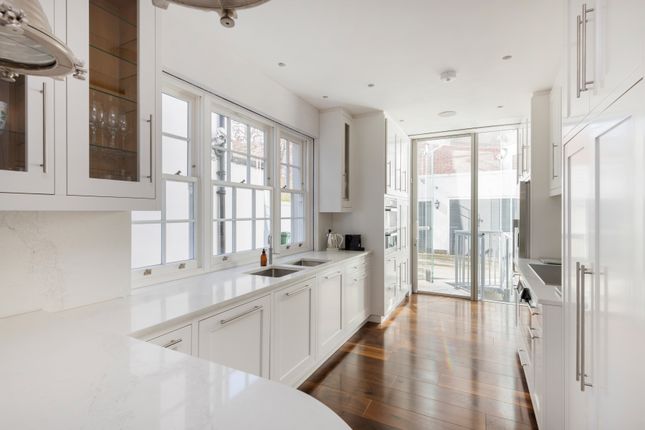 Town house to rent in Elm Tree Road, London