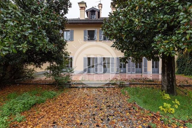 Villa for sale in Milano, Lombardy, 20142, Italy