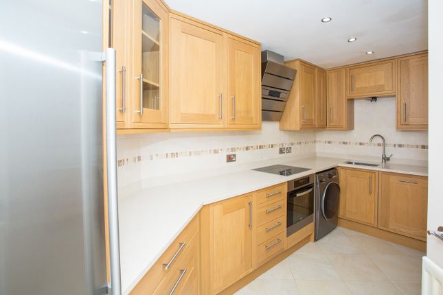 Flat to rent in Gatcombe Court, Dexter Close, St Albans, Herts