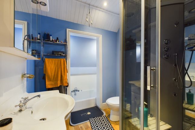 Bathroom - Ewemove Sales And Lettings