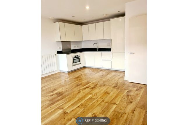 Campbell Court, Meadowside, London photo 5