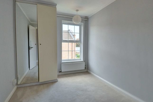 Flat to rent in Temple House, Phyllis Court