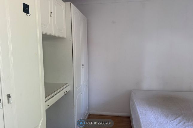 Storksmead Road, Edgware photo 5