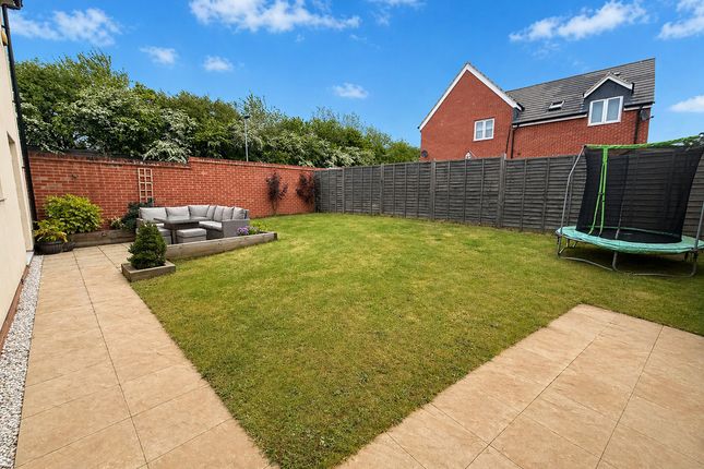 45, Hicks Close, Swindon photo 3