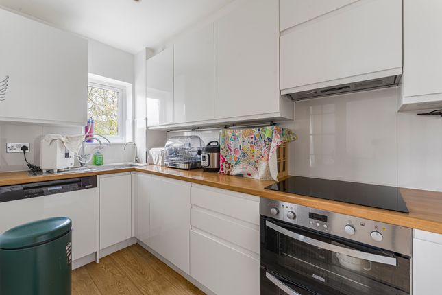 25 Sandringham Court, Skerne Walk, Kingston Upon Thames photo 3