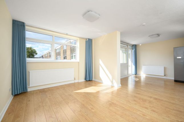 26, Trafalgar Drive, Walton-on-Thames photo 2