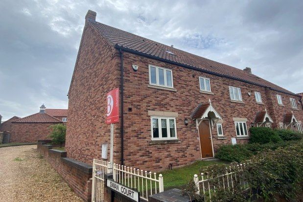 Town house to rent in Main Street, Doncaster