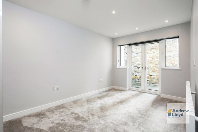 Flat to rent in New North Road, London
