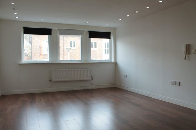 6 Archers Court, Brighton Road, Redhill photo 4