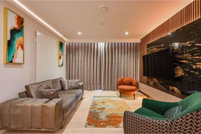 137 Liner House, 2 Royal Wharf Walk, London photo 4