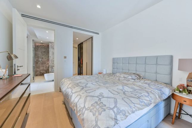 Flat for sale in Lincoln Square, Holborn, London