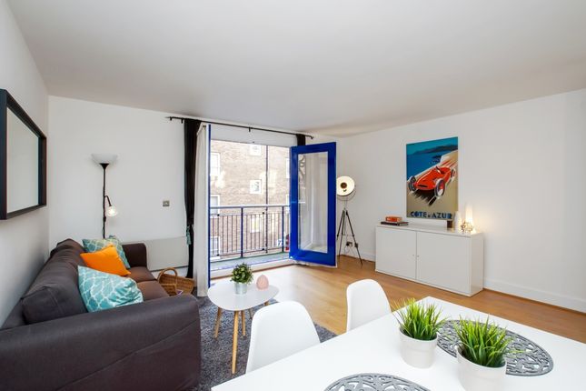 Flat to rent in Pierhead Wharf, Wapping High Street, London