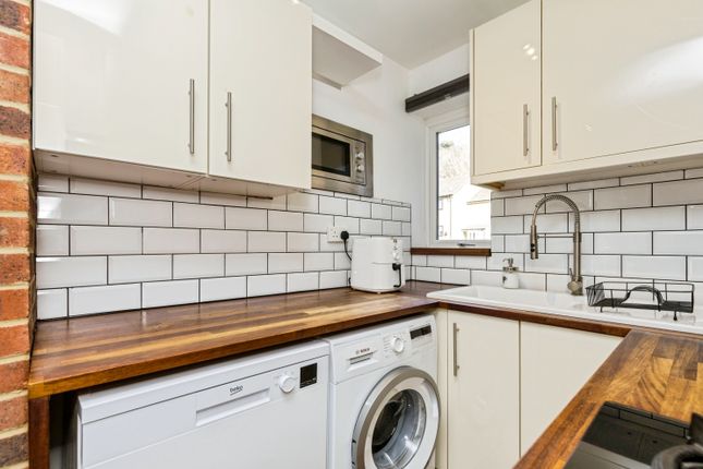 22, Brooklands Road, Crawley photo 4