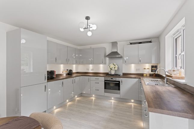24 Howatston Court, Livingston Village, West Lothian photo 4