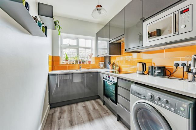 Flat 2, Fernleigh, Yattendon Road, Horley photo 4