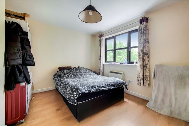 78, Cherry Blossom Close, London photo 3