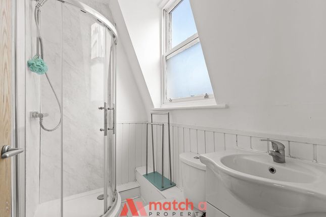 Top Floor Studio Flat, St John Street, London photo 3