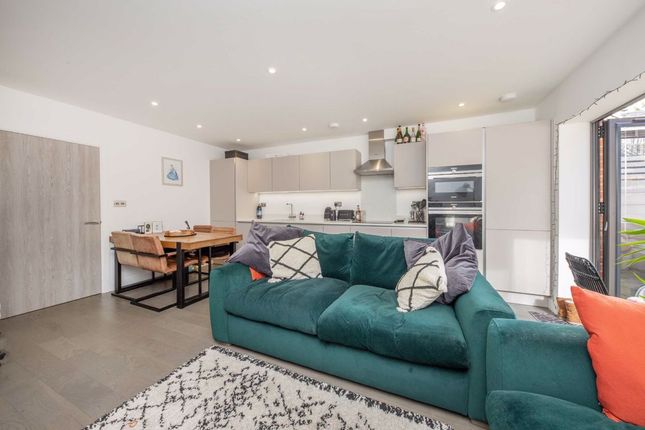 Flat for sale in Harlow Gardens, Kingston Upon Thames