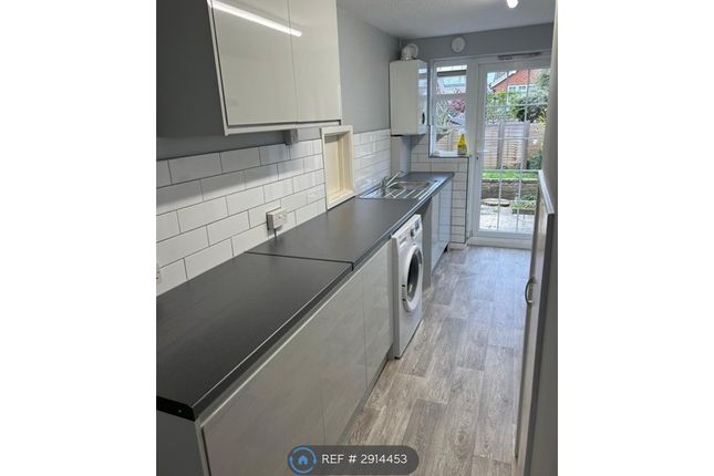 Aquila Close, Leatherhead photo 5
