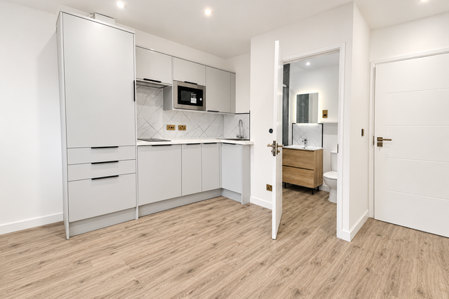 Studio flat on High Street, Bristol, £1,000/mo