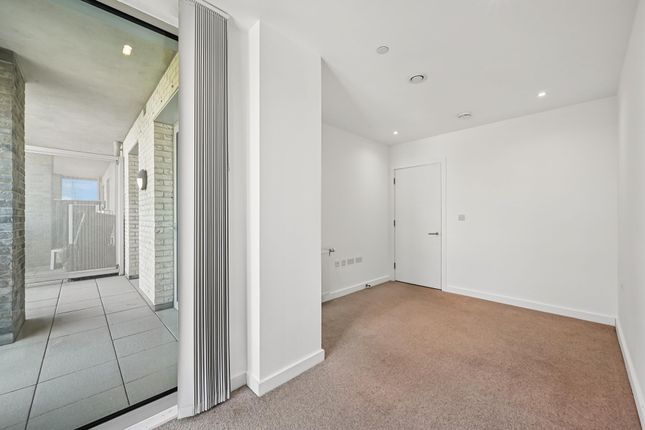 305 Copeland Court 3, Knights Road, London photo 4