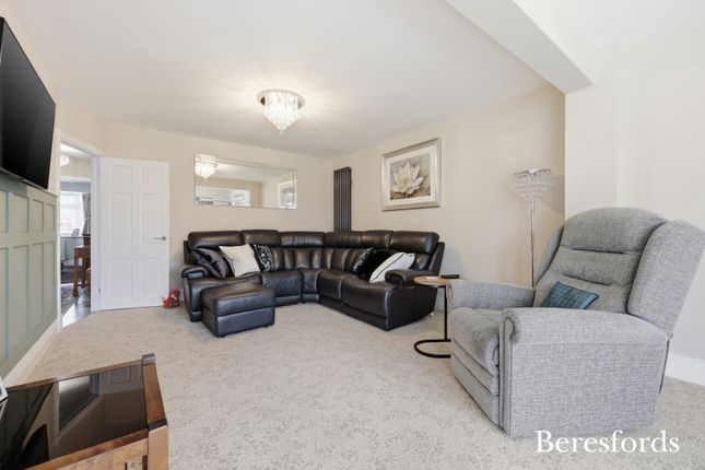 31, Dunmow Gardens, Brentwood photo 2