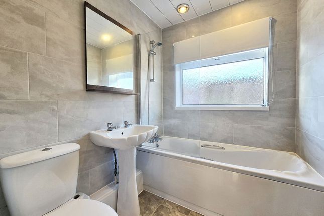 2, Ellesmere Gardens, Choppington photo 3