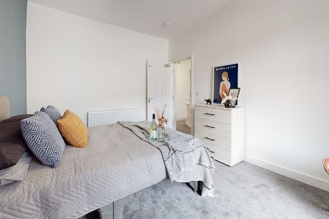 Room 4, 142 Lower Oxford Street, Castleford photo 3