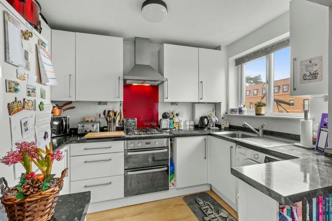 8 Milton Gardens, Princes Risborough photo 2