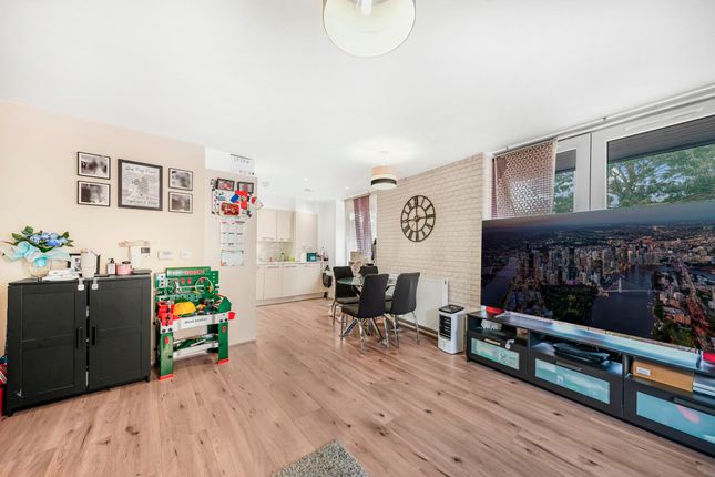 22 Braggowens Ley, Harlow photo 3