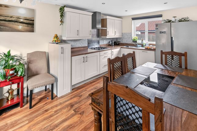 33 Osprey Avenue, Bracknell photo 2