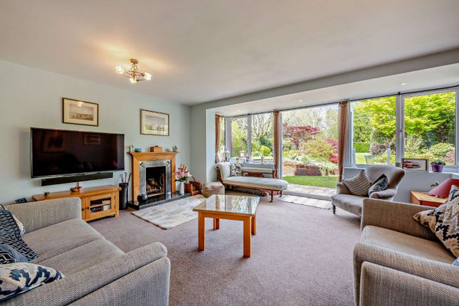 10, Pine View Close, Surrey photo 2