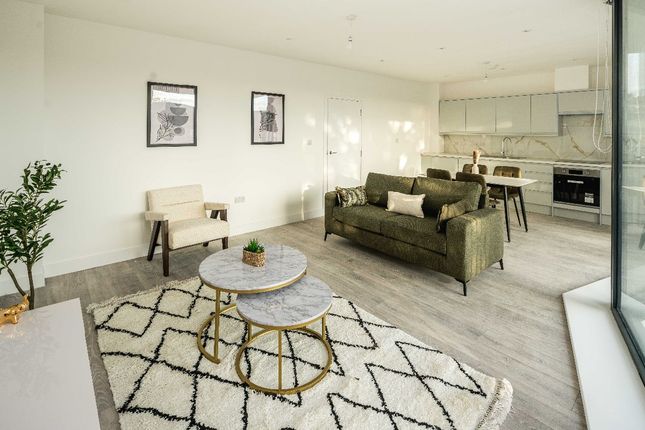 Flat 9, Alpine House 15a Cuckoo Hall Lane, London photo 2