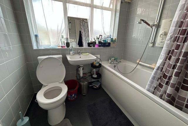 135 Charlton Rd,, Kingsbury, Harrow photo 3