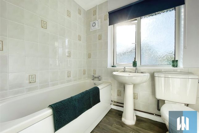 24, Eton Avenue, Huddersfield photo 3