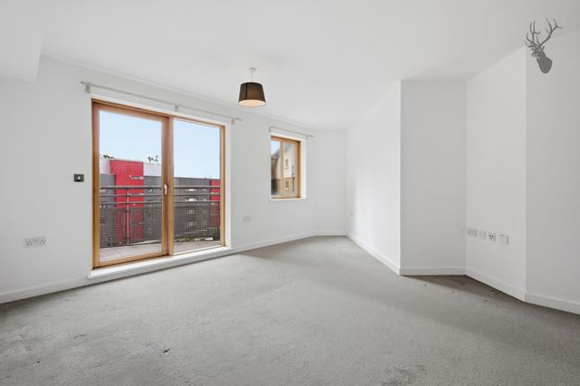 Flat 14, Cuthbert Bell Tower, London photo 3